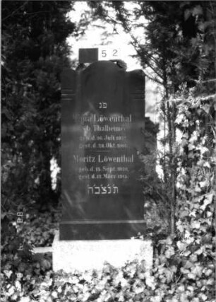 Grabstein 52 (Index: 99792805) Material: polierter Granit auf Granit Zustand: sehr gut Maße HxBxT: 168x60x20 cm Beschreibung: Stele, Sockel, Kleeblattbogen Besonderheit: Doppelgrab: Grabstein 52