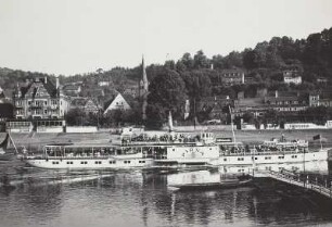 Wehlen vom linken Elbufer aus gesehen mit Elbdampfer "Pirna" (1898, Werft Blasewitz)