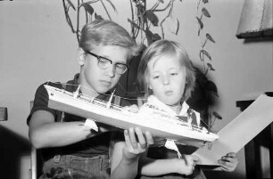Freiburg: Amerikahaus, Jugendverlosung des Schiffmodell des ersten Atomfrachters "Savannah", 1. Gewinner: Hansjörg Keller (12 Jahre) mit seiner Schwester
