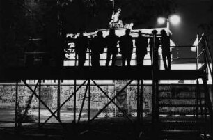 Auf der Aussichtsplattform vor dem Brandenburger Tor : An der Aussichtsplattform Hindenburgplatz in Blickrichtung Brandenburger Tor (Staatsgrenze zu Westberlin/Berliner Mauer)