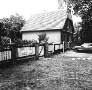 Cottbus-Spremberger Vorstadt, Eichenstraße 16. Wohnhaus. Garten- und Giebelseite mit Einfriedung