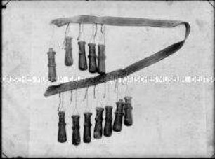 Bandelier mit Pulverflaschen