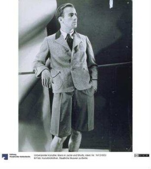 Mann in Jacke und Shorts