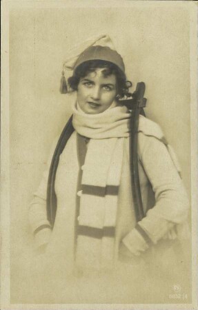 [Frau mit Schlitten]
