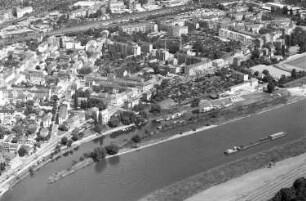 Dresden-Pieschen. Elbe mit Pieschener Hafen (1856/1859) und Wohnbebauung zwischen Leipziger Straße und Konkordienstraße. Luftbild-Schrägaufnahme nach Nordosten