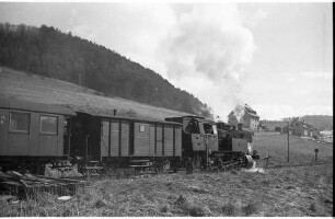 Bahnhof Hausen im Killertal, Ausfahrt Lok 15, Packwagen und Personenwagen 1901, 2009 als betriebsfähige Museumsfahrzeuge vorhanden