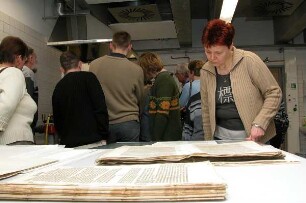 Besucher in der Restaurierungswerkstatt