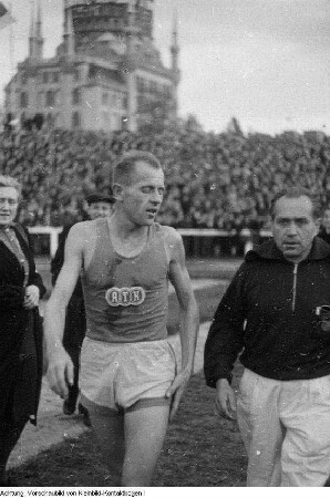 Dresden. Emil Zátopek, Olympiasieger im Marathonlauf 1952 in Helsinki, in Dresden zu Wettkämpfen in der Leichtathletik im Rudolf-Harbig-Stadion, Oktober 1950