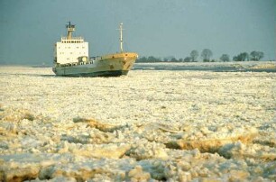 Schiff im dichten Treibeis fahrend