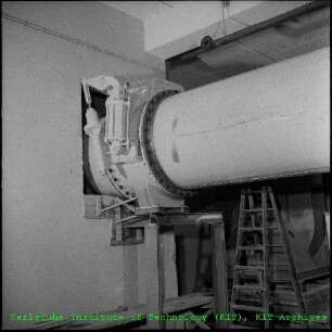 Detailaufnahme eines Rohranschlusses in einer Kleinanlage im Forschungsreaktor 2 (FR 2)