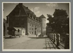 Hannover. Ansicht des Alten Zeughauses und des Beginenturms. Im Bildhintergrund das 1737 in Fachwerkbauweise errichtete Stadtlazarett