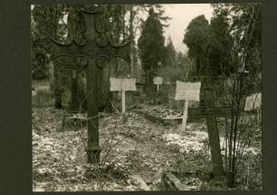 Friedhof. Totenschilder und gußeiserne Grabkreuze