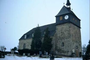 Kirche und Teilansicht des Friedhofes im Winter