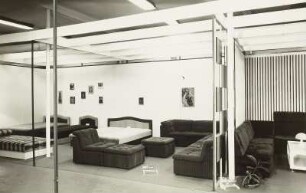 Sitzgruppe (Modell 755) : Ausstellungskojen mit Polstermöbeln verschiedener Hersteller