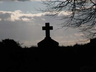 Kreuz gegen Abendhimmel im ehemaligen Klosterbezirk von Monasterboice bei Dublin