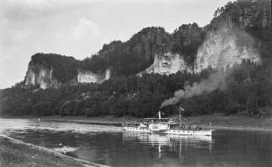 Personen-Seitenraddampfer "Dresden" (1925, Werft Laubegast) in Fahrt stromauf, unterhalb der Weißen Brüche
