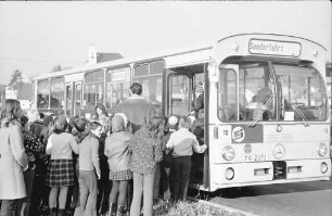 Opfingen: Kinder steigen in Busse