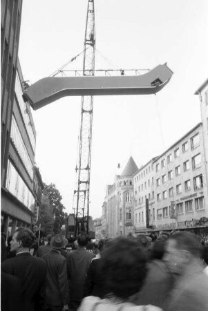 Transport einer Rolltreppe in das dritte Stockwerk des Kaufhauses Schneider.