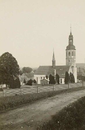 Zittau-Hirschfelde. Evangelische Pfarrkirche St. Peter und Paul (13./14. Jahrhundert, 1352 Kirchweihe). Straßenansicht