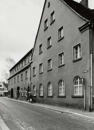 Neustadt in Sachsen, Wonhaus mit Laden und Eis-Café : Neustadt in Sachsen, Wohnhaus mit Laden und Eis-Café, Bahnhofstraße 2, (bezeichnet 1709, bezeichnet 1946). Straßenansicht