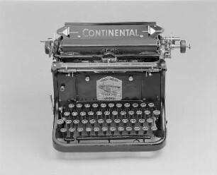 Typenhebelschreibmaschine "Continental". Vorderanschlag (sofort sichtbare Schrift), Farbband. Vorderansicht von oben