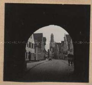 Nördlingen, Blick auf Stadttor mit Pfarrkirche St. Georg