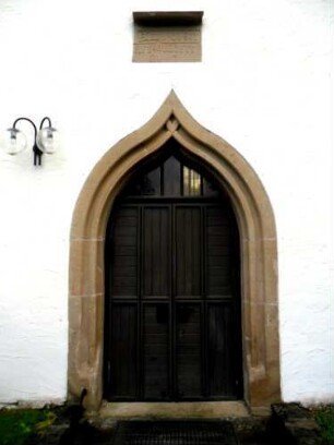 Friedhofskirche (St Martin und Markus)-Ansicht von Norden-Langhaus-spitzbogig gewändetes Portal sowie Werkstein mit Bauinschrift in Übersicht