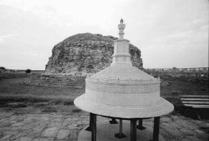 Adamclisi [Kreis Constanta]: Ruine des römischen Monuments, mit dem Modell des einstigen Zustands