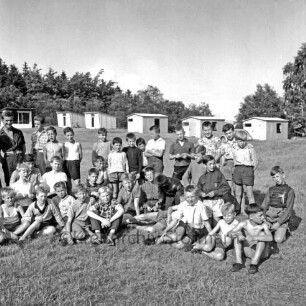 Franz-Spliedt-Heim: Jugendheim des Deutschen Gewerkschaftsbundes (DGB-Nordmark): Seebergen: Internationales Kinderdorf: Kindergruppe der Arbeiterwohlfahrt (AWO) Ahrensburg mit Betreuern: hinten Wohnbungalows