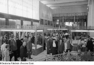 Besucher der Leipziger Herbstmesse 1954 im indischen Pavillon