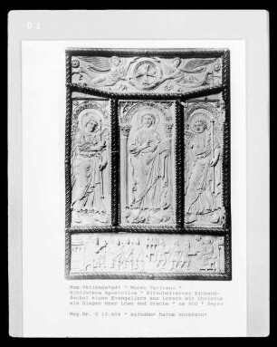 Elfenbeinerner Einbanddeckel eines Evangeliars aus Lorsch mit Christus als Sieger über Löwe und Drache