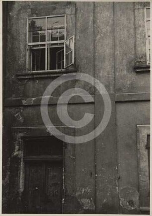 Bauschäden an Fenster und Haustür des Rost`schen Hauses in Lauban