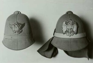 Zwei Tropenhelme: des III. Seebataillons und der ostasiatischen Infanterie