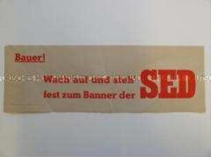 Maueranschlag mit einer Propaganda-Losung der SED