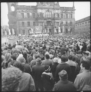 Gedenkkundgebung anläßlich des 44. Jahrestages der Zerstörung Dresdens. Blick über Teilnehmer zur Ehrentribüne vor dem Ständehaus
