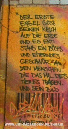 "DER ERSTE ENGEL GOSS SEiNEN KELCH AUF DiE ERDE UND ES ENT- STAND EiN BÖSES UND EiTERNDES GESCHWÜR AN DEN MENSCHEN DiE DAS MAL DES TiERES TRAGEN UND SEiN BiLD ANBETEN."