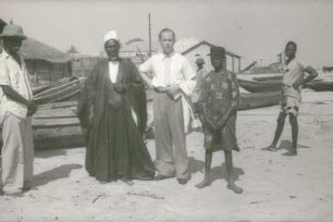 Reisefotos Haiti. Der Fotograf Franz Grasser mit Einheimischen am Strand vor Booten