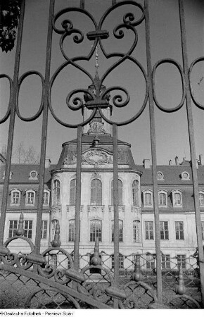 Vorderansicht des Gohliser Schlösschens, Blick durch das Eingangstor