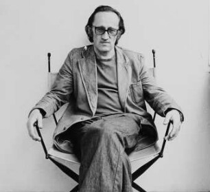 Der Schriftsteller und Regisseur Heiner Müller (1929-1995) in einem Regiestuhl, aufgenommen in Berlin-Pankow