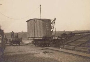 Meißen, Anlegeplatz an der Elbe, Verladen von Kisten mit dem elektrischen Kran