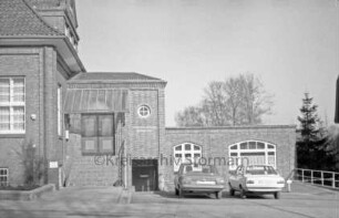 Grabauer Straße 18 [heute Olivet-Allee 18]: Teilansicht: Anbau mit Eingang, Inschrift Hauswirtschaftliche Berufsschule