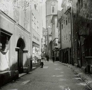 Jena, Saalstraße : Jena. Saalstraße. Blick nach Westen zur Stadtkirche Sankt Michael
