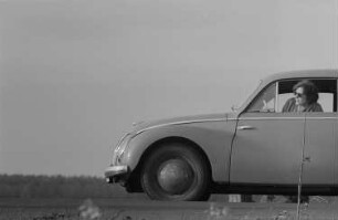 Renate Rössing in ihrem Wagen auf einer Landstraße