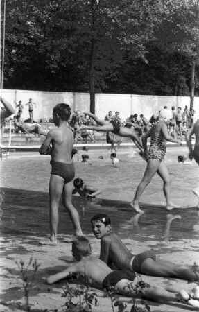 Badebetrieb im Rheinhafenbad.