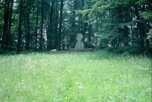Schlosspark, hinten Reußen-Grabmal von Ernst Barlach