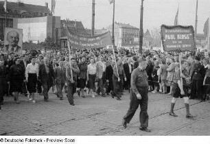 Demonstrationszug der Betriebsparteischule "Paul Kloss" der SAG Transmasch-Betriebe