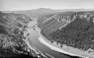 Elbsandsteingebirge. Elbtal bei Niedergrund mit Großem Winterberg
