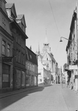 Güstrow. Mühlenstraße. Einmündung zum Markt mit Pfarrkirche