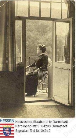 Erbach-Schönberg, Marie Fürstin zu geb. Prinzessin v. Battenberg (1852-1923) / Porträt, auf Balkon sitzend, im Profil, Ganzfigur