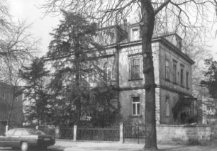 Dresden-Neustadt, Radeberger Straße 33. Wohnhaus (um 1865). Straßenansicht mit Einfriedung